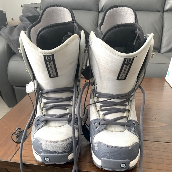 Burton Freestyle snowboarding boots Size 7 - Picture 1 of 8